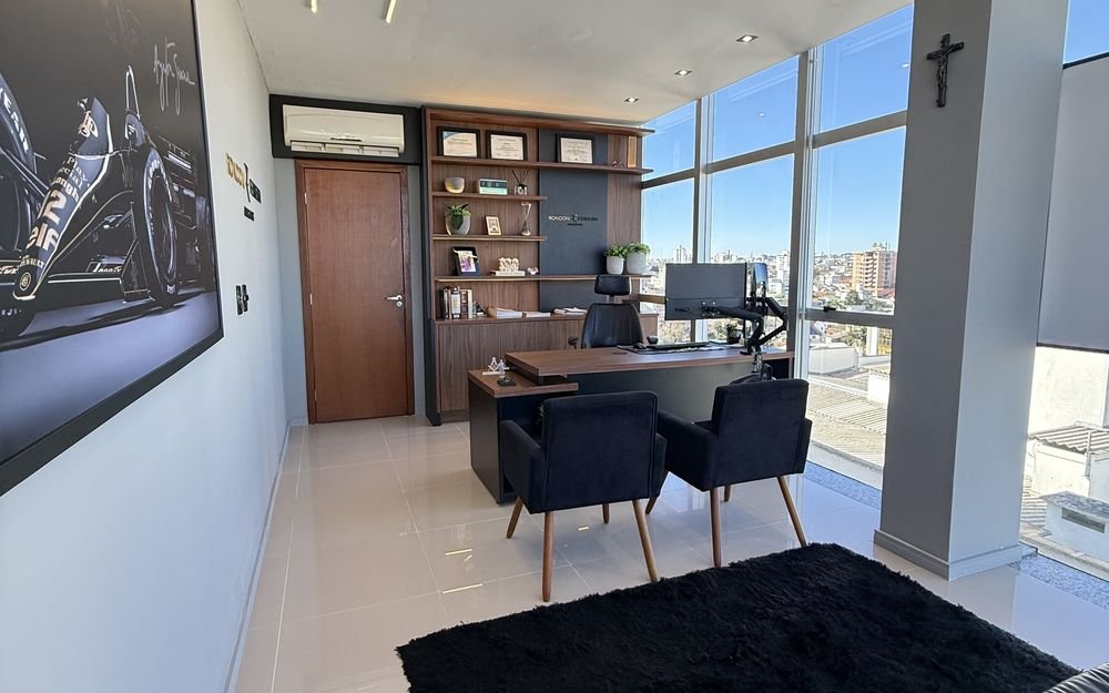 Sala de atendimento do escritório Ronconi Ferreira Advogados, no Centro de Lages