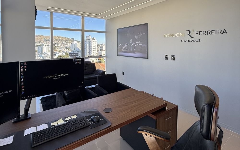 Mesa de trabalho do escritório Ronconi Ferreira Advogados em Lages, Santa Catarina