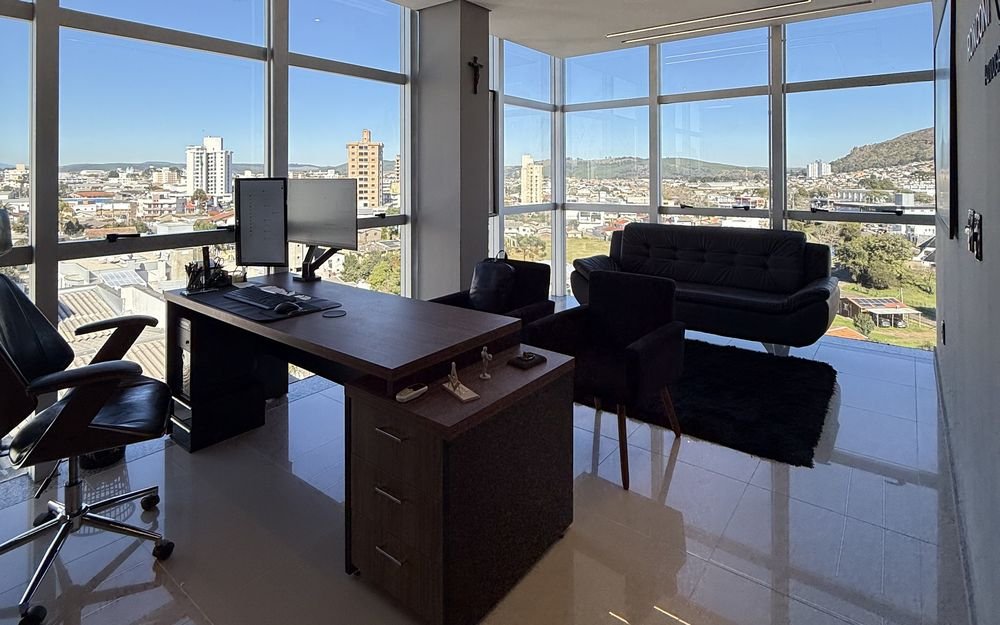 Escritório Ronconi Ferreira Advogados, sala com vista para a cidade de Lages